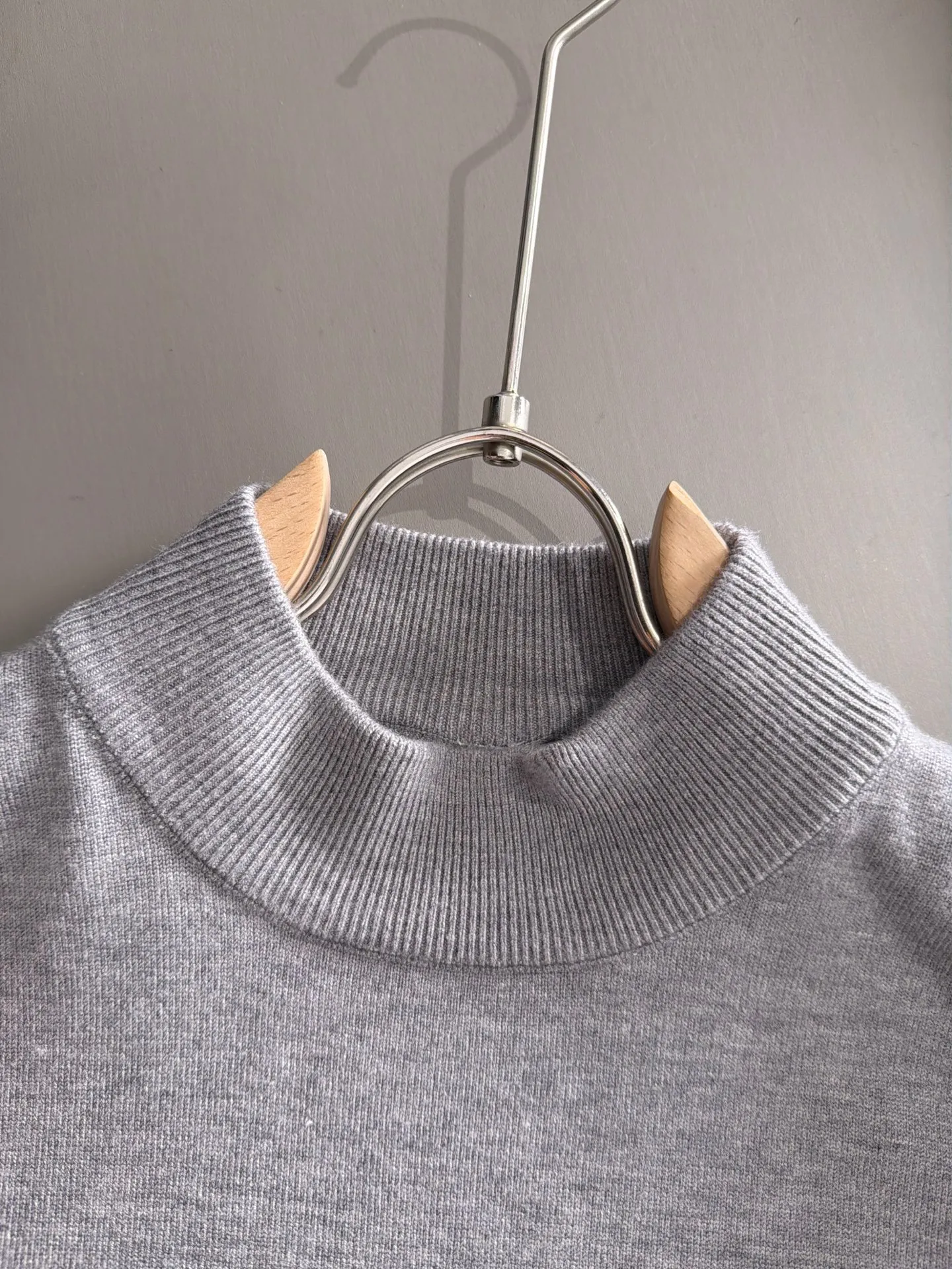 Balenciaga High Quality Nuoyoupanya 2026 Autumn and Winter latest knitted sweaters from the official website are on sale at the same time at Hot Sale! Specially made of wool blended fabric. It feels comfortable and can be directly in contact with the skin. The logo badge is exquisitely embroidered, which is extremely eye-catching! The details highlight the fashionable charm of big brands. Exquisite workmanship. Three-dimensional cutting style. The wearing effect is invincible and handsome! All three standards are complete! Sizes:M-3XL
